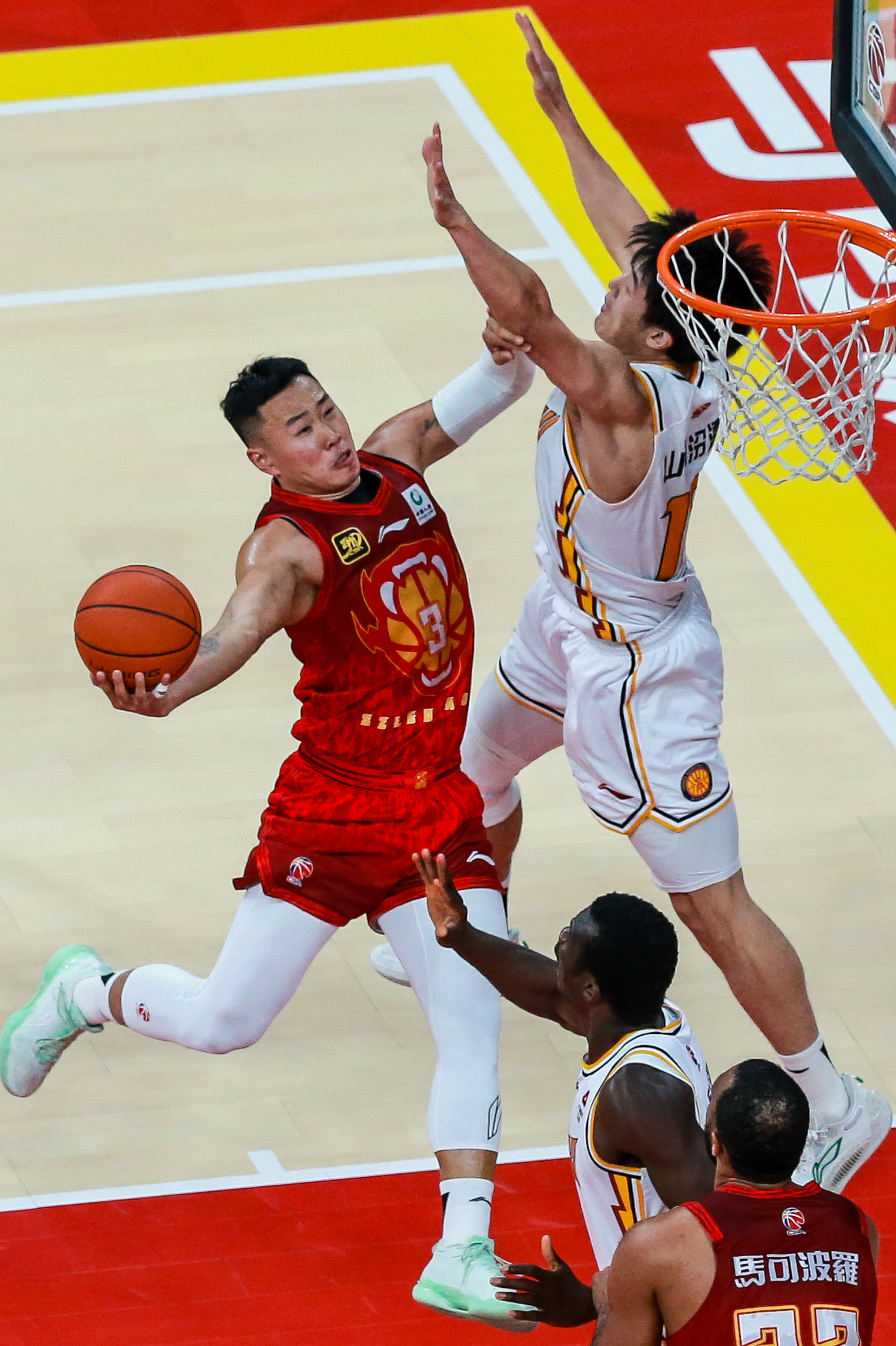 包含CBA季后赛赛程吃紧；葡萄牙体育关键时刻复出首秀；球迷炸锅；阵容厚度经受考验的词条